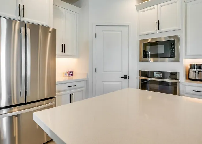 5 Mi To Westgate! Newly Built Family Retreat Glendale