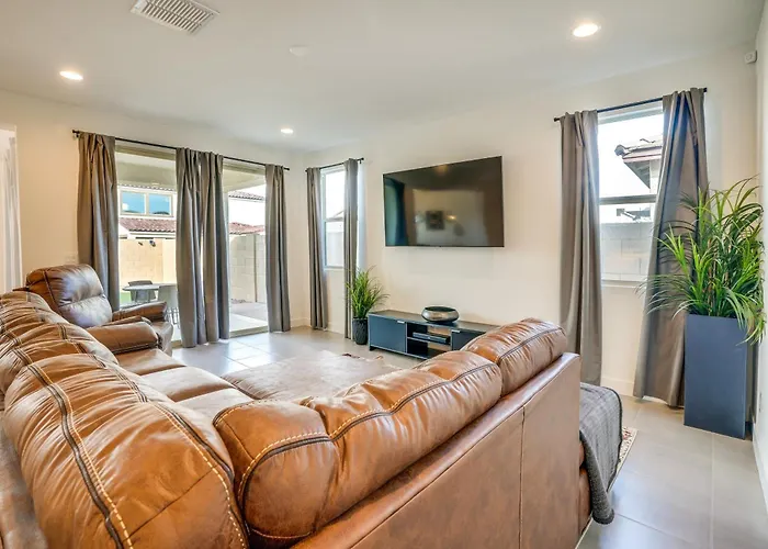 5 Mi To Westgate! Newly Built Family Retreat Glendale