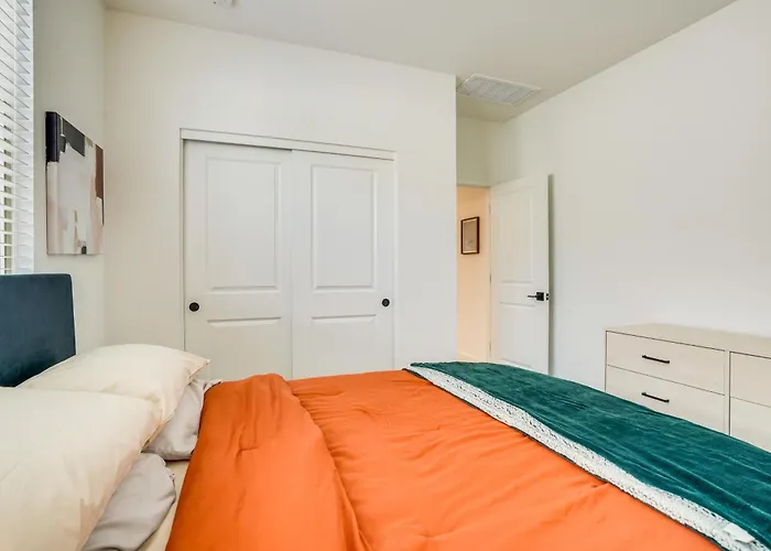5 Mi To Westgate! Newly Built Family Retreat * Glendale