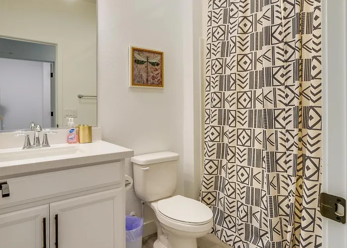 5 Mi To Westgate! Newly Built Family Retreat Glendale