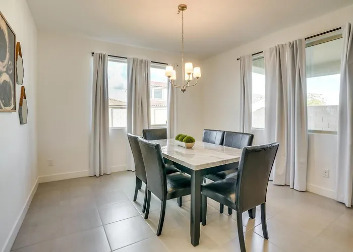 5 Mi To Westgate! Newly Built Family Retreat * Glendale
