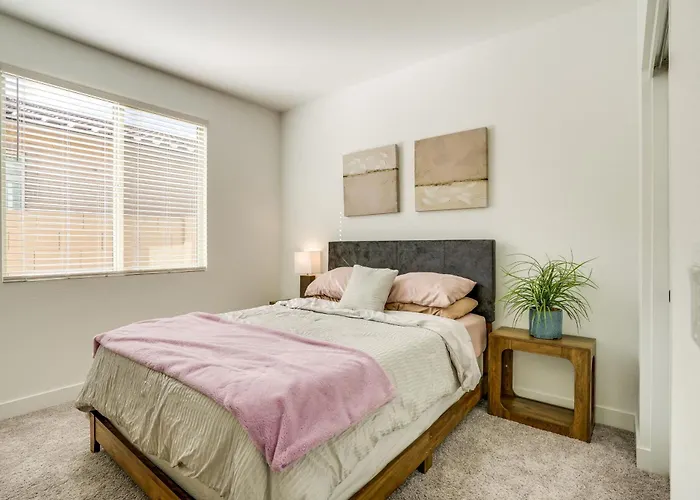 5 Mi To Westgate! Newly Built Family Retreat * Glendale